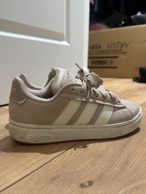 adidas Beige Campus Sneakers (pink/cream)